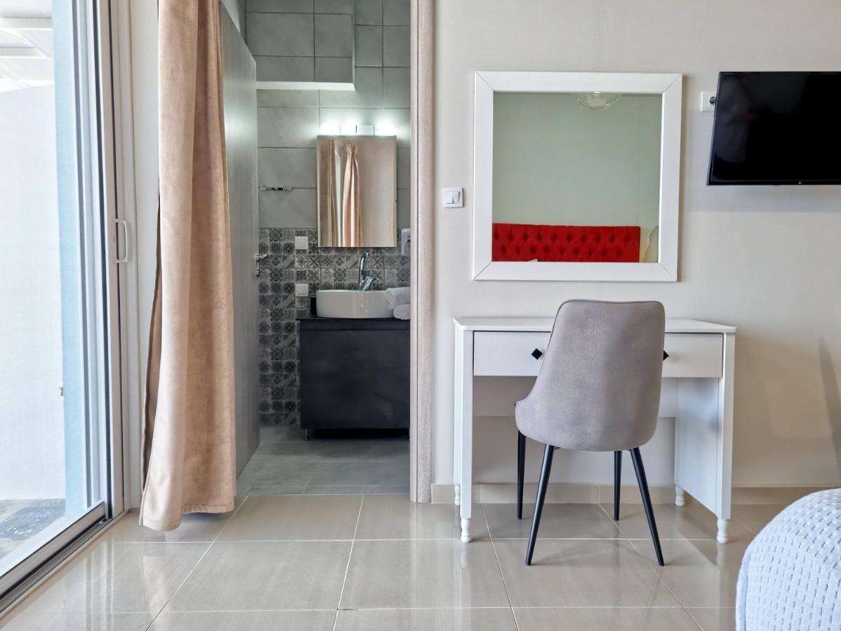 Epipleon Luxury Suites: Spacious Sea-View Suite with Expansive Terrace Nafpaktos Exterior photo
